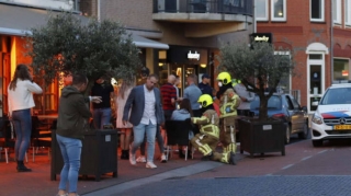 19 yaşlı sürücü avtomobili müştərilərin üzərinə sürdü;  6 nəfər yaralandı - FOTO 