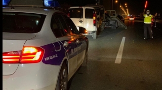 Piyada iki maşının arasında qalaraq ağır xəsarət alıb 