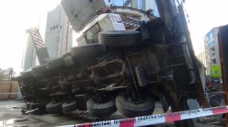 В Турции 50-метровый кран рухнул на студенческое общежитие - ФОТО