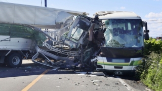 Şagirdləri daşıyan avtobus yük maşını ilə toqquşdu: çox sayda yaralı var 