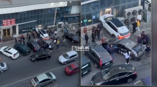 Qadın sürücü əyləc əvəzinə qaza basaraq maşını obyektə çırpdı   - VİDEO