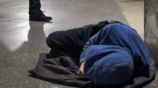 В Баку обокрали уснувшего на улице пьяного британского менеджера