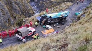 Yük maşını mikroavtobusla toqquşdu; 9 ölü, 3 yaralı 