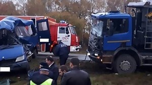 Yük maşını mikroavtobusa çırpıldı: 5 ölü, 10 yaralı - VİDEO
