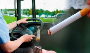 Sürücülərin sükan arxasında siqaret çəkmələrinin səbəbi - Ekspert izah edib