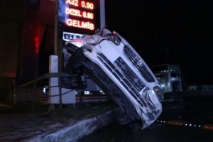 Bakıda maşın yanacaqdoldurma məntəqəsinə çırpıldı – VİDEO