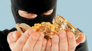 Evlənəcəyinə söz verdi, qızın evindən qızılları OĞURLADI 