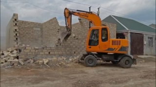 Gəncədə qanunsuz tikililər söküldü - VİDEO