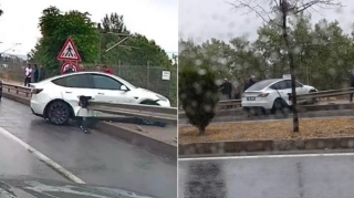 Qəzaya düşən maşının ortasına dəmir məhəccər girdi, sürücü sağ çıxdı - FOTO 