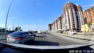 В Ясамале водитель прижал машину, а затем обогнал ее, создав аварийную ситуацию - ВИДЕО