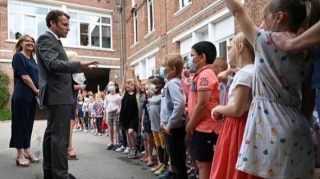 İbtidai sinif şagirdindən Makrona gözlənilməz sual : “Şillə necə idi?”