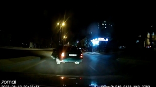 Yola baxmadan hərəkət edən sürücü qəza riski yaradıb  qarşı tərəfi əsəbiləşdirdi  - VİDEO