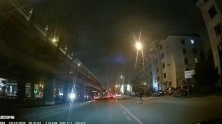 Gecə vaxtı yolu qaçaraq keçən gənc qəza şəraiti yaratdı   - VİDEO