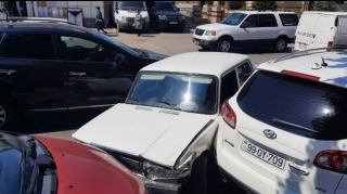 В Баку произошла авария с участием 4 автомобилей