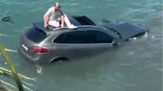 Türkiyədə sürücü avtomobili ilə birlikdə dənizə düşdü - FOTO