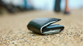 В Баку мужчина нашел в автобусе 2650 манатов и вернул хозяину - ВИДЕО