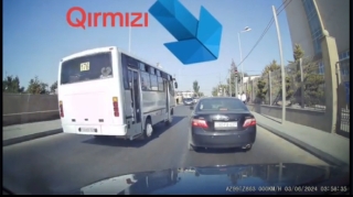 Avtobus sürücüsü kameranın altında əks yola çıxıb qırmızıda keçdi  - VİDEO