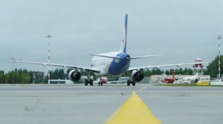 Sərnişin təyyarəsi təcili qəza enişi etdi 