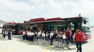 Azərbaycanda məktəblilər ictimai nəqliyyatdan pulsuz istifadə edə bilər? - Ekspertdən AÇIQLAMA 