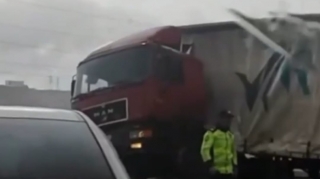 Xocahəsən yolunda yük maşını beton arakəsməyə girdi  - VİDEO