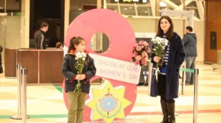 Gömrük əməkdaşları ölkəmizə gələn xanım sərnişinləri çiçəklərlə qarşıladı  - FOTO - VİDEO