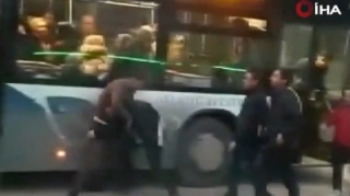 Sürücü sükan arxasından düşüb sərnişinlə əlbəyaxa oldu  - VİDEO