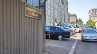 Bu küçədə səki zəbt edilib parkinq yaradıldı  - FOTO