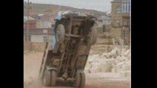 "Kubik" daşıyan maşının sürücüsü görün nə etdi  - VİDEO