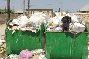 Günlərdir dolub-daşan zibil qutuları daşınmır - VİDEO