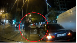 В Баку столкнулись два автомобиля: между водителями произошел конфликт   - ВИДЕО