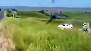 Yoldan çıxan maşın dərəyə düşərək 8 dəfə fırlandı  - VİDEO