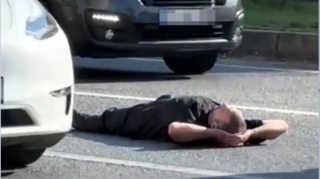 В Баку мужчина разлегся посреди дороги: нарушителя арестовали 