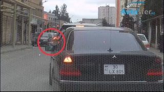 Maşına oturan kimi əlindəki zibilləri küçəyə atdı - VİDEO