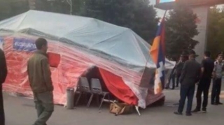 Ermənistanda avtomobil içərisində müxalifətçilər olan çadıra ÇIRPILDI 