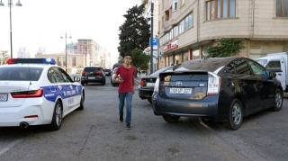 МВД обратилось к водителям, паркующим автомобили на тротуарах - ВИДЕО