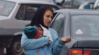 Dilənçi qadın özünü maşınların qarşısına atıb pul tələb edir?  - AÇIQLAMA  - VİDEO