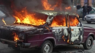 Yevlaxda minik avtomobili yandı