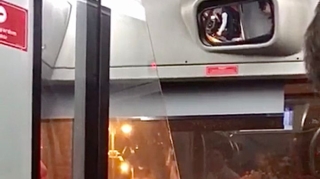 Sərnişin dolu avtobusda sürücülər söz savaşına girdi  - VİDEO