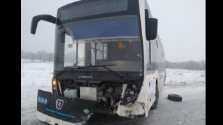 "Chevrolet" sərnişin daşıyan avtobusla toqquşdu - FOTO