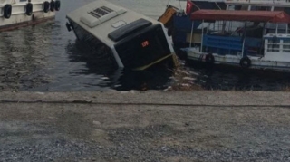 İstanbulda sərnişin avtobusu dənizə düşdü - FOTO - VİDEO 