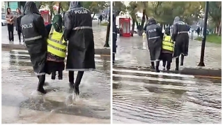 Polis əməkdaşları yağışlı havada yaşlı qadına  baxın necə yardım etdilər  - VİDEO