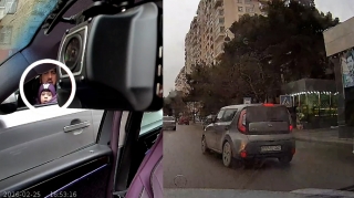 Qucağında azyaşlı ilə sükan arxasında oturan sürücü qaydaları heçə saydı - VİDEO 