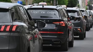 Taksi sürücüləri etiraz edirlər 