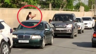 В Азербайджане человек перекрыл дорогу и направил "пистолет" на водителей - ВИДЕО 