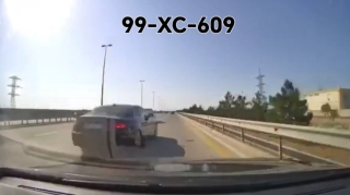 Güzgüyə baxmayan sürücü qəza törətdi: "Nə telefona cavab verir, nə pulu ödəyir" - VİDEO