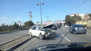 8 Noyabr prospektində qəza: "Hundai" yoldan çıxdı - FOTO 