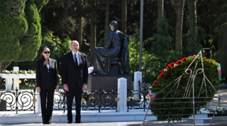 Prezident və xanımı Heydər Əliyevin məzarını ziyarət etdi 