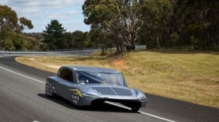 Günəş enerjisi ilə işləyən avtomobildən dünya rekordu 