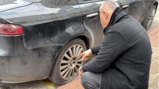 Naməlum şəxs park halında olan 20-yə yaxın avtomobilin təkərlərini kəsib - VİDEO 