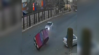 Qəzaya düşüb "iki təkər" qalxan maşının dəhşətli sonu - VİDEO